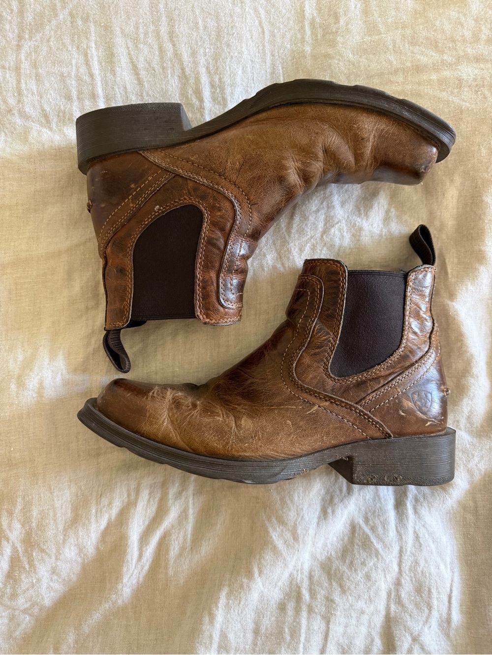 Ariat Men's Midtown Rambler boots in Barn Brown leather